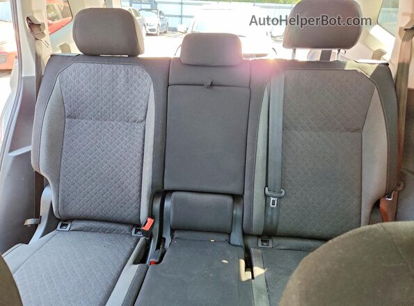 3VV1B7AX2LM128438 2020 VOLKSWAGEN TIGUAN Gray Rear interior view
