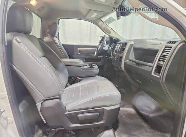 3C6JR6DG7KG506239 2019 RAM 1500 Белый Вид задней части салона