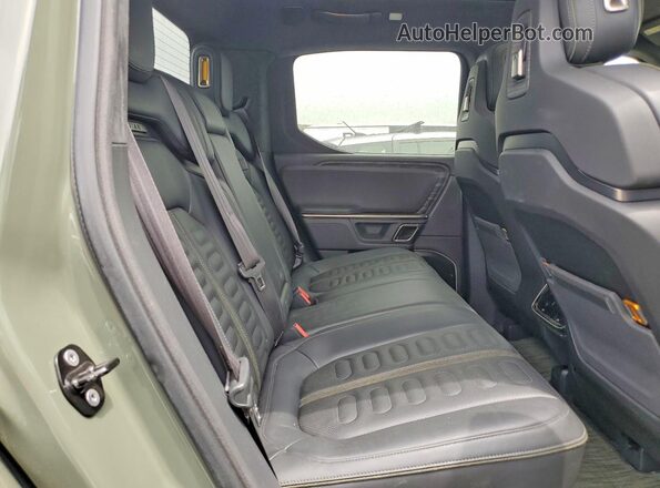 7FCTGAAL9NN004110 2022 RIVIAN R1T Зеленый Вид задних сидений