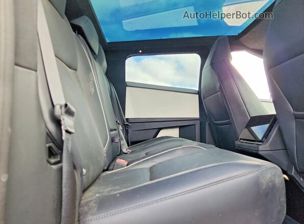 7G2CEHED8RA000054 2024 TESLA CYBERTRUCK Gold Вид задньої частини салону