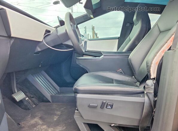 7G2CEHED8RA000054 2024 TESLA CYBERTRUCK Gold Вид панелі приладів