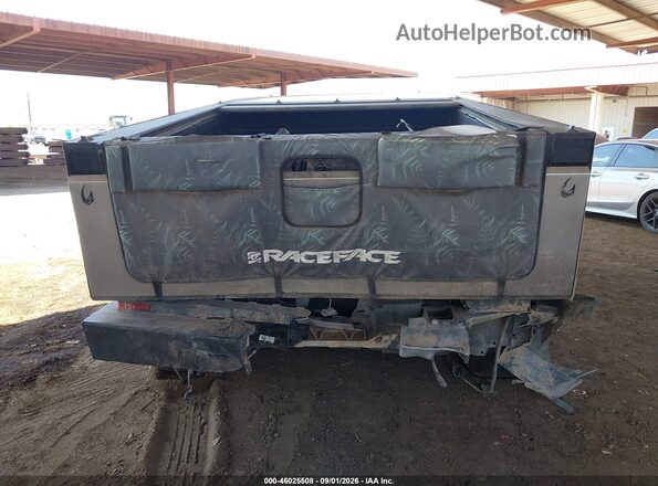 7G2CEHED9RA002671 2024 TESLA CYBERTRUCK Gray Вид спереду