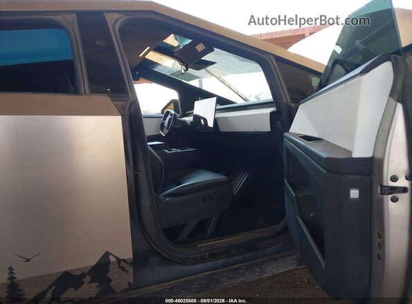 7G2CEHED9RA002671 2024 TESLA CYBERTRUCK Gray Вид салону спереду