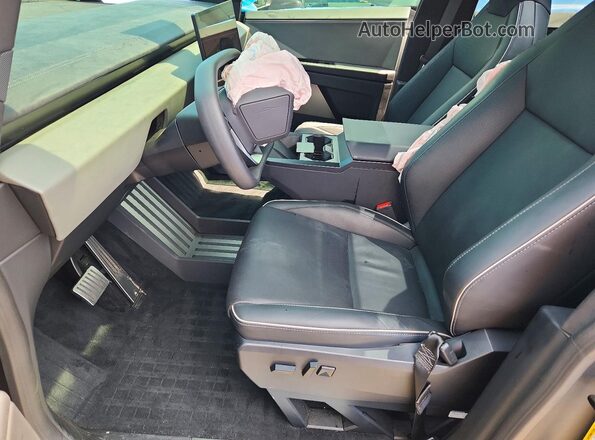 7G2CEHEEXSA062120 2025 TESLA CYBERTRUCK Silver წინა სალონის ხედი