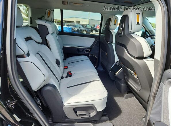 7PDSGABA2PN026301 2023 RIVIAN R1S Black უკანა სალონის ხედი