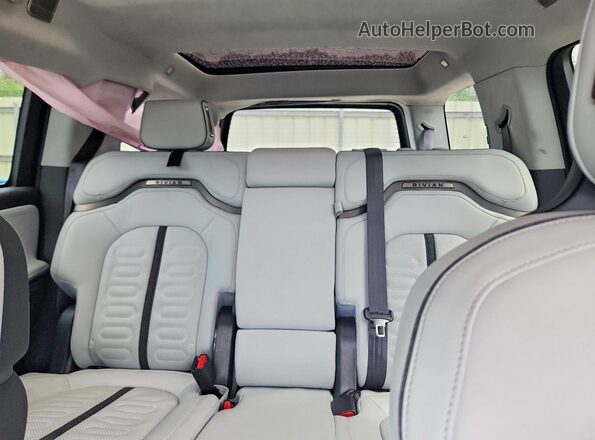 7PDSGABA3PN019549 2023 RIVIAN R1S White Rear seats view