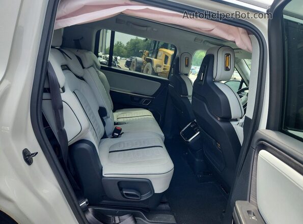 7PDSGABA3PN019549 2023 RIVIAN R1S White Rear interior view