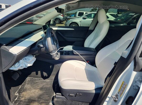 7SAYGAEE0RF098764 2024 TESLA MODEL White Front interior view