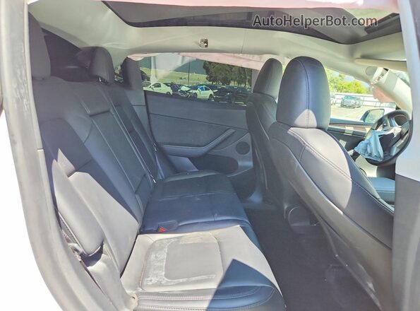 7SAYGAEE4RF059580 2024 TESLA MODEL White Widok tylnych siedzeń