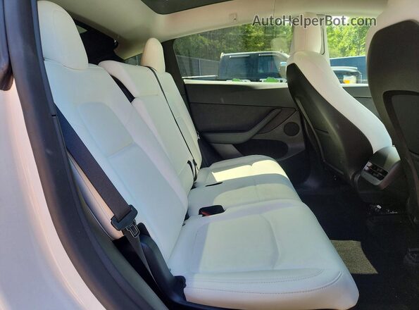 7SAYGAEE4RF131149 2024 TESLA MODEL White Vista de los asientos traseros