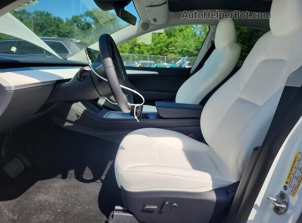 7SAYGAEE4RF131149 2024 TESLA MODEL White Vista interior delantera
