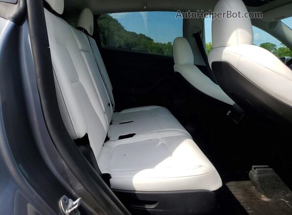 7SAYGAEE5RF118698 2024 TESLA MODEL Gray Widok tylnych siedzeń