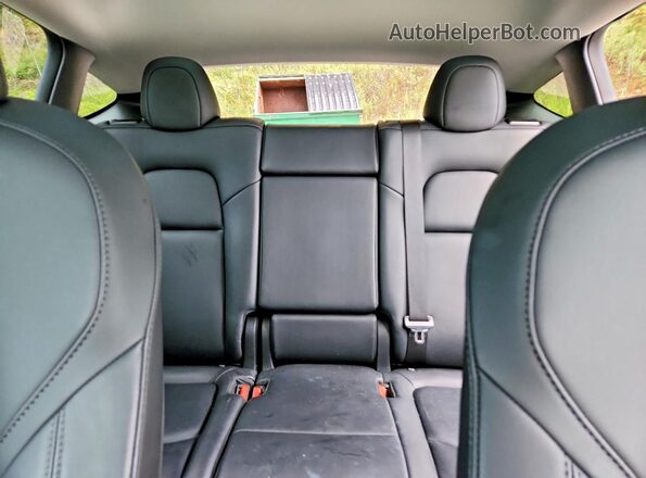 7SAYGAEE7NF419807 2022 TESLA MODEL Gray Widok tylnych siedzeń