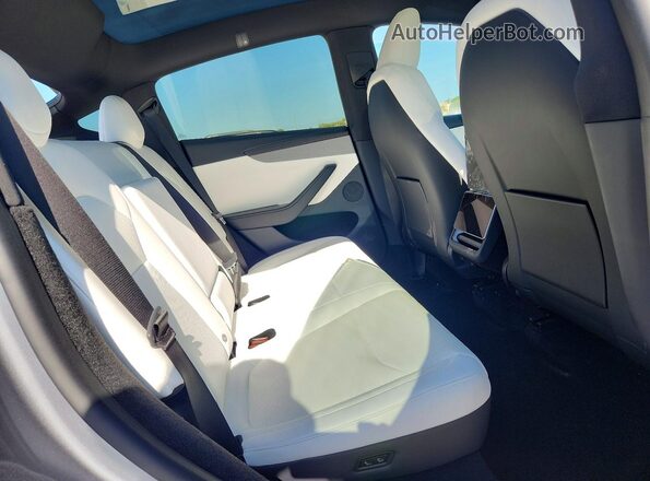 7SAYGDED3TA717130 2026 TESLA MODEL Gray Widok tylnych siedzeń