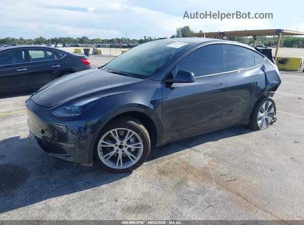 7SAYGDED6RF077264 2024 TESLA MODEL Y Gray Առջևի ձախ երեք քառորդ տեսարան