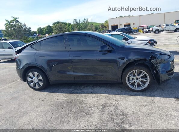 7SAYGDED6RF077264 2024 TESLA MODEL Y Gray Սալոնի հետևի տեսք