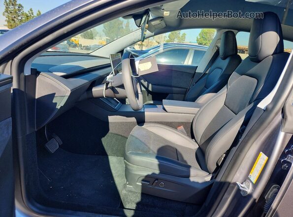 7SAYGDED6TA430588 2026 TESLA MODEL Silver Widok wnętrza z przodu