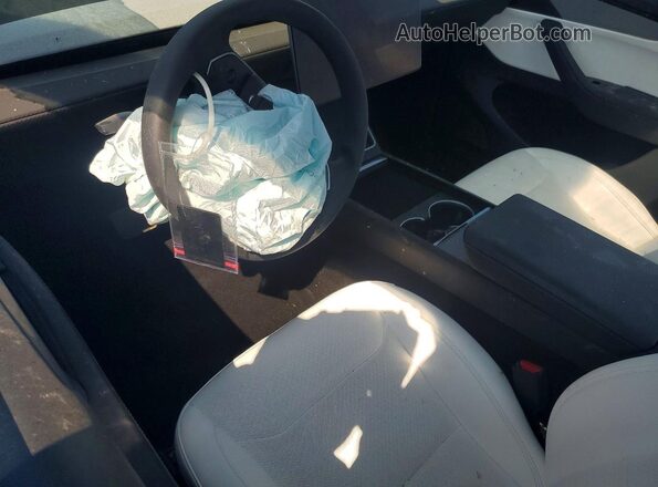 7SAYGDED6TA581365 2026 TESLA MODEL Silver Widok wnętrza z przodu