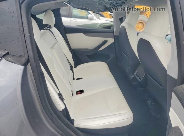7SAYGDED6TA581365 2026 TESLA MODEL Silver Widok tylnych siedzeń