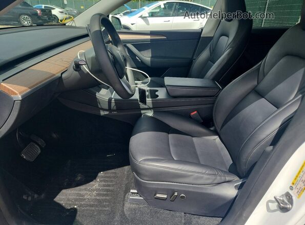 7SAYGDED7RF149945 2024 TESLA MODEL White Vista interior delantera