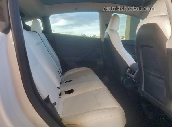 7SAYGDED7SF216131 2025 TESLA MODEL White Widok tylnych siedzeń