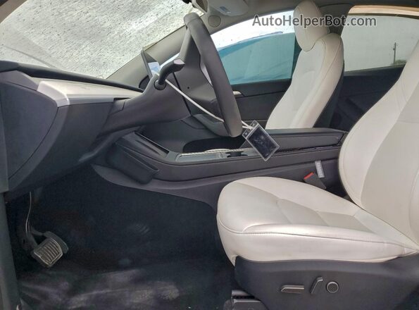 7SAYGDED7SF216131 2025 TESLA MODEL White Widok wnętrza z przodu