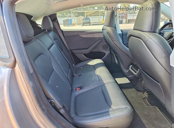 7SAYGDED7TF389469 2026 TESLA MODEL Silver Սալոնի հետևի տեսք