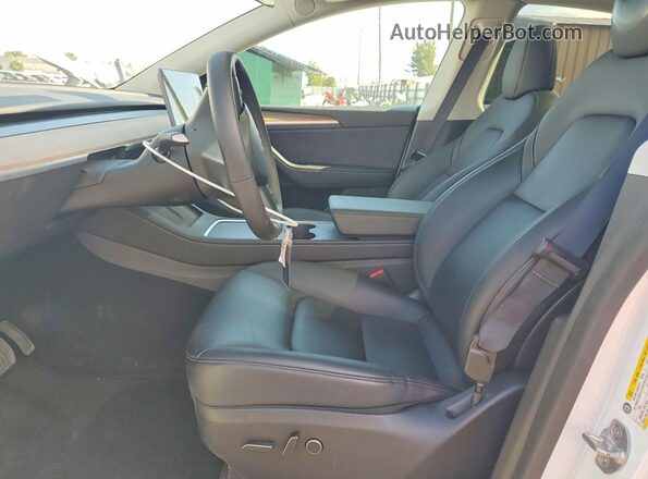 7SAYGDED9SA377402 2025 TESLA MODEL White Widok wnętrza z przodu