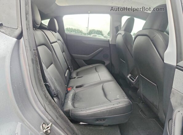 7SAYGDEE0TA378562 2026 TESLA MODEL Gray Vista interior trasera
