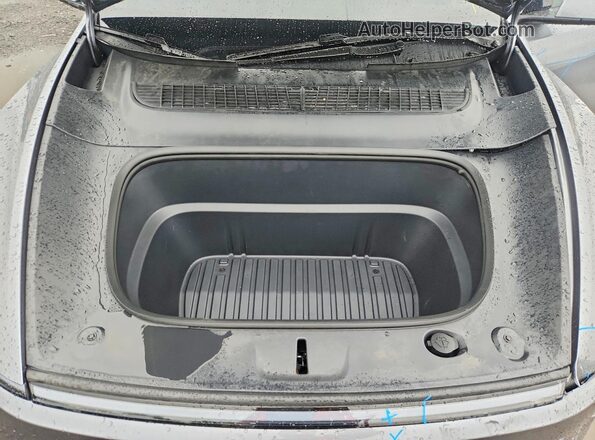 7SAYGDEE0TA378562 2026 TESLA MODEL Gray Vista del compartimento del motor