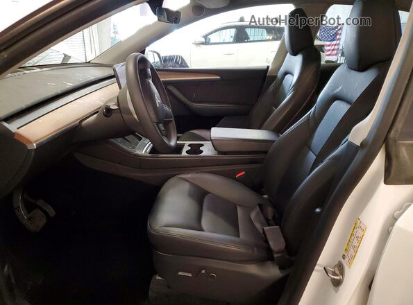 7SAYGDEE2RA240059 2024 TESLA MODEL White Front interior view