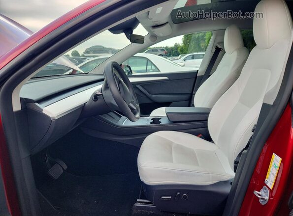 7SAYGDEE3SF257106 2025 TESLA MODEL Красный Вид салона спереди