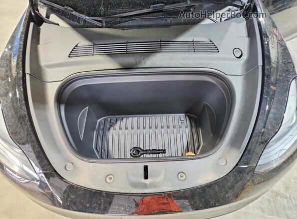 7SAYGDEE5RA304983 2024 TESLA MODEL Black ძრავის განყოფილების ხედი