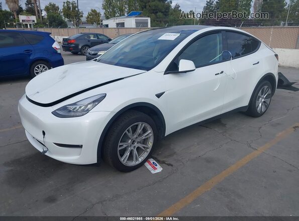 7SAYGDEE6PF597583 2023 TESLA MODEL Y White Առջևի ձախ երեք քառորդ տեսարան