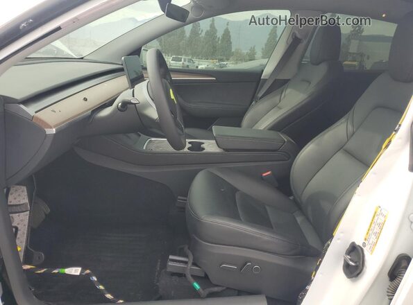 7SAYGDEE8SF218902 2025 TESLA MODEL White Widok wnętrza z przodu