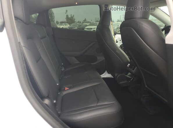 7SAYGDEE8SF218902 2025 TESLA MODEL White Widok wnętrza z tyłu