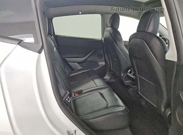7SAYGDEE9NF481355 2022 TESLA MODEL White Rear interior view