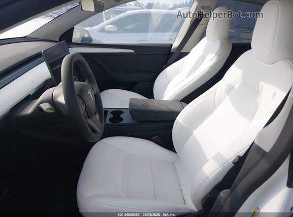 7SAYGDEEXSF238018 2025 TESLA MODEL Y White წინა სალონის ხედი