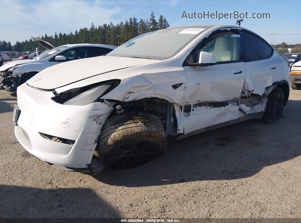 7SAYGDEEXSF238018 2025 TESLA MODEL Y White წინა მარცხენა ხედი სამი მეოთხედიდან