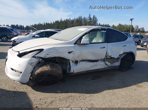 7SAYGDEEXSF238018 2025 TESLA MODEL Y White სალონის 360-გრადუსიანი ხედი