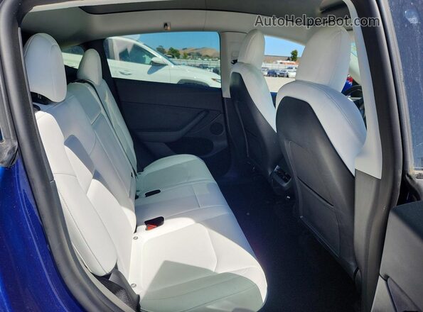 7SAYGDEFXNF561384 2022 TESLA MODEL Blue Widok tylnych siedzeń