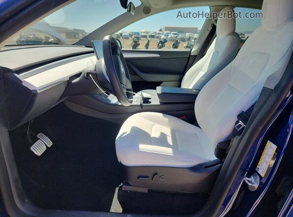 7SAYGDEFXNF561384 2022 TESLA MODEL Blue Widok wnętrza z przodu