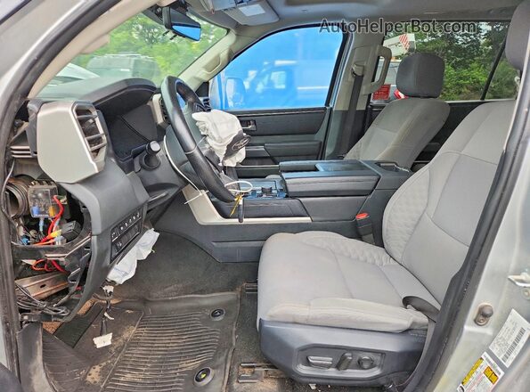 7SVAAABAXPX015478 2023 TOYOTA SEQUOIA Серебряный Вид салона спереди