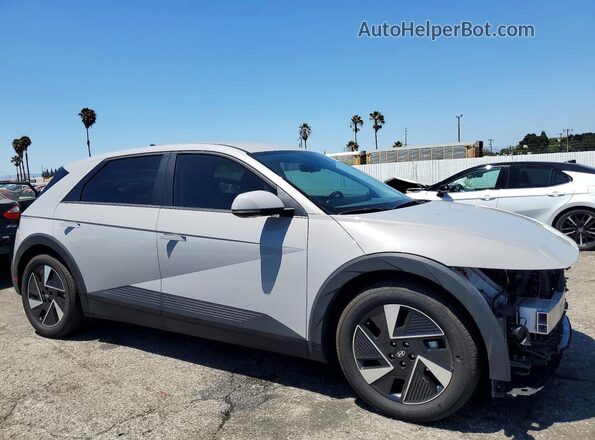 7YAKM4DA1SY023081 2025 HYUNDAI IONIQ Gray Przód prawy
