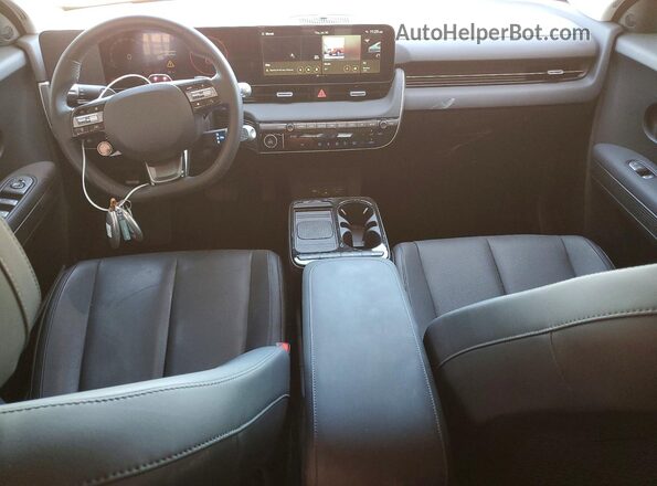 7YAKN4DA8TY050552 2026 HYUNDAI IONIQ Maroon Vista del salpicadero