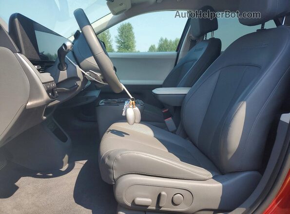 7YAKNDDC6TY045237 2026 HYUNDAI IONIQ Red Vista interior delantera