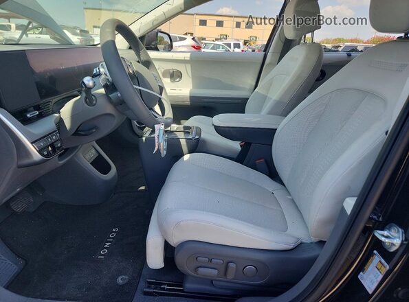 7YAKR4DA7TY052863 2026 HYUNDAI IONIQ Charcoal Widok wnętrza z przodu