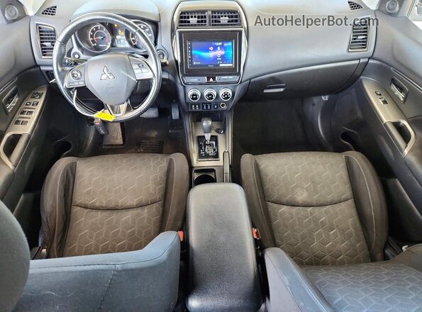JA4AP4AU9LU023695 2020 MITSUBISHI OUTLANDER Silver Widok zestawu wskaźników