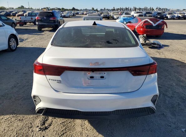 3KPF24AD8PE565997 2023 KIA FORTE White Front interior view