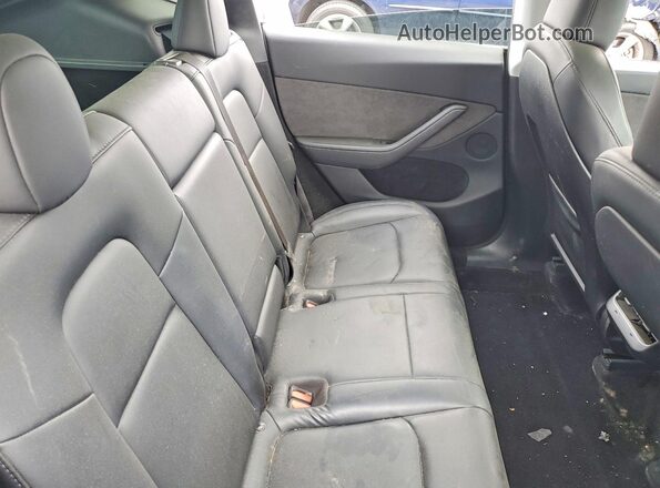 7SAYGDEE1RA220157 2024 TESLA MODEL Red Widok wnętrza z tyłu